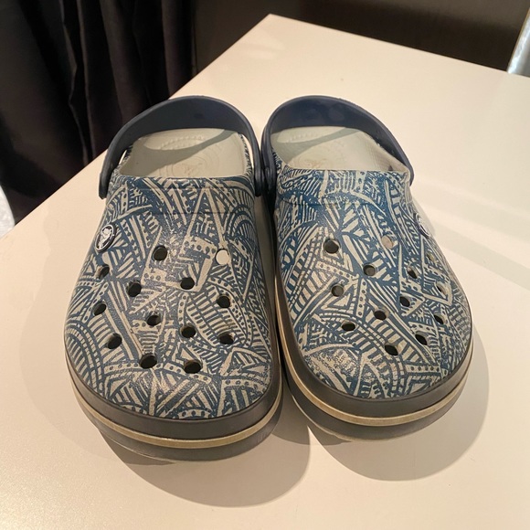 ❌SOLD❌Blue Aztec Crocs - Picture 2 of 4